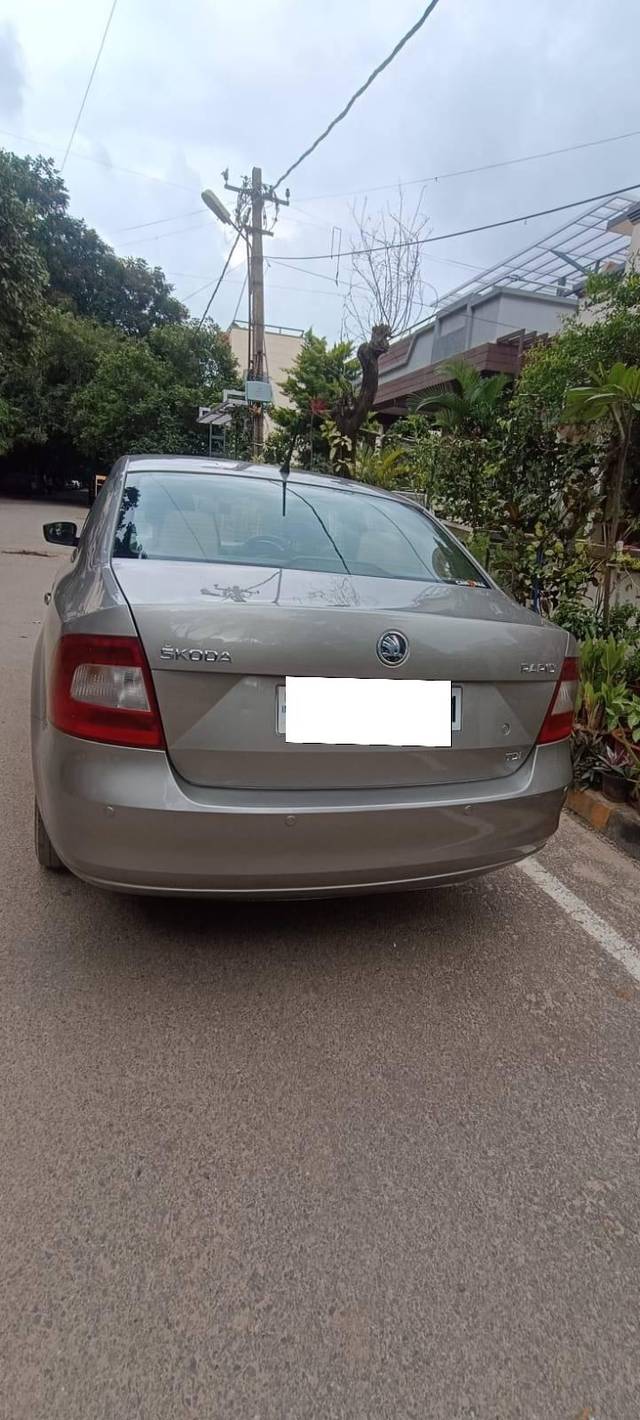 https://images10.gaadi.com/usedcar_image/4158871/original/processed_63fb7deaa6d6c7c26ff09a6c7839b43e.jpg?imwidth=6401