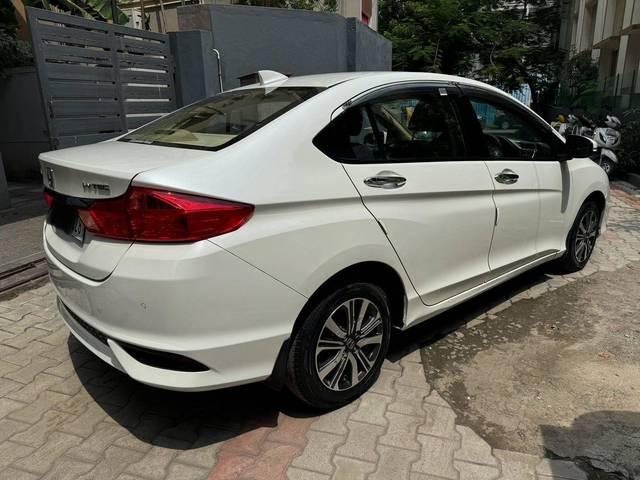 https://images10.gaadi.com/usedcar_image/4158945/original/processed_d52b1c5ba6cdbc75c182340ff75d5dff.jpg?imwidth=6401