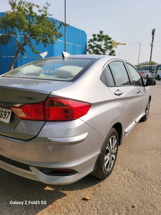 https://images10.gaadi.com/usedcar_image/4158976/original/processed_73cd076f755a0349ede5344e29e658e2.jpg?imwidth=6402