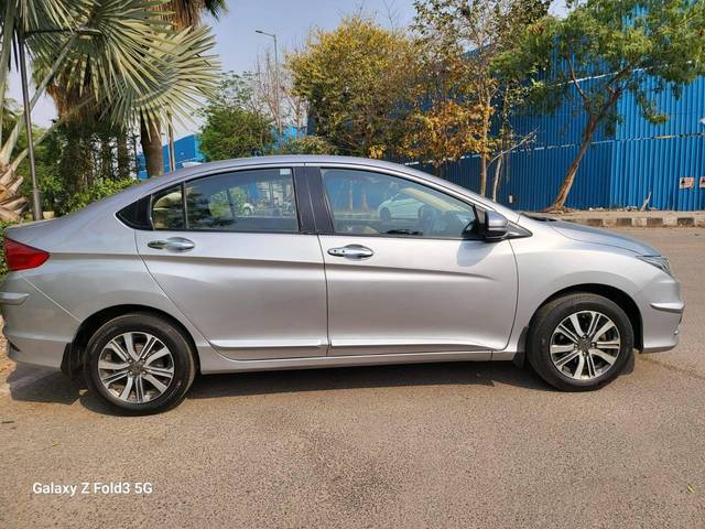 https://images10.gaadi.com/usedcar_image/4158976/original/processed_d317706d220e4df59de97c817e61fcad.jpg?imwidth=6401