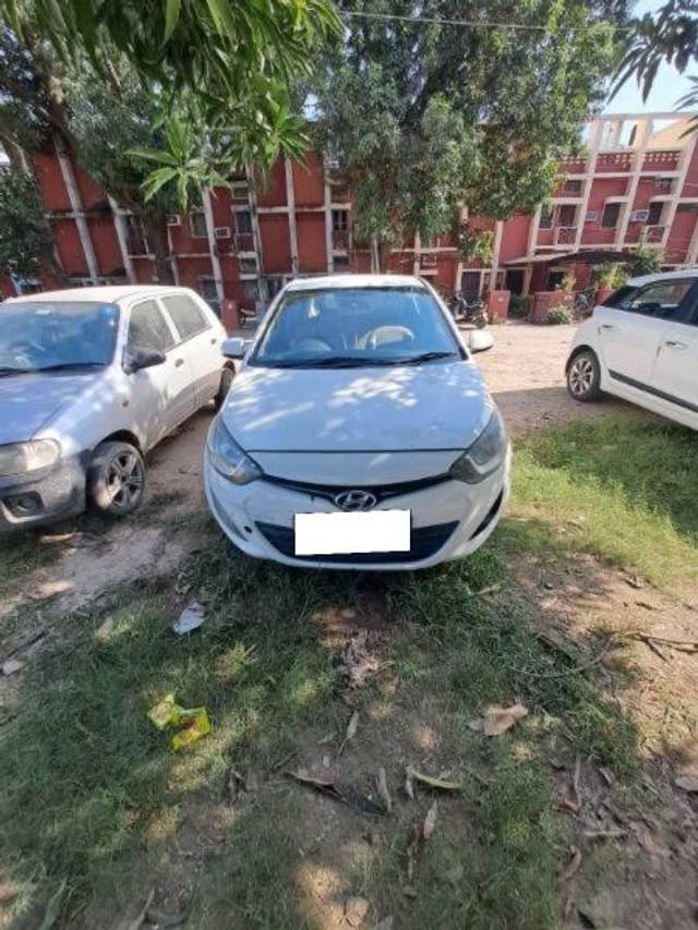 https://images10.gaadi.com/usedcar_image/4159244/original/processed_12be1340-7b93-4e95-bca1-3f3c84aa0100.jpg?imwidth=6400