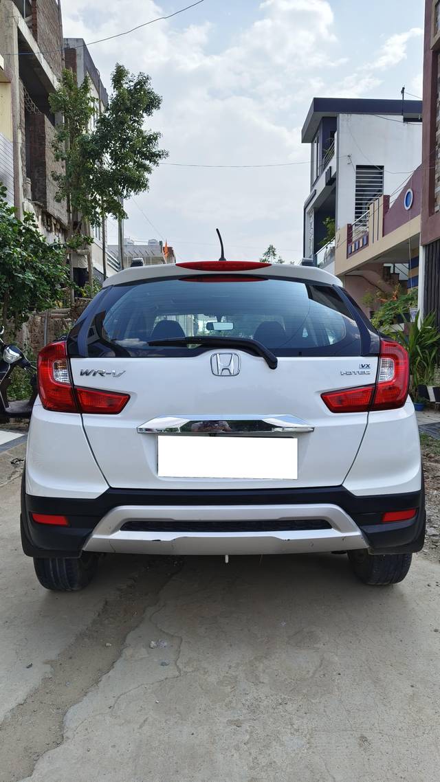 https://images10.gaadi.com/usedcar_image/4159425/original/processed_64d0a96a7c6588cb6061d0e3745fb119.jpg?imwidth=6401