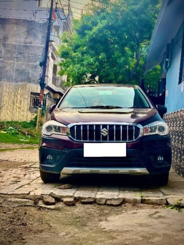 https://images10.gaadi.com/usedcar_image/4159761/original/processed_6de6b882-b27d-4746-8f63-9b35517ffa63.jpg?imwidth=6400