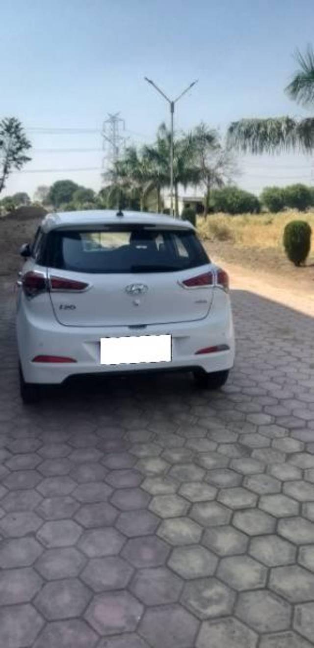 https://images10.gaadi.com/usedcar_image/4159944/original/processed_84ec29b2-f156-47f7-96d4-0c8fe7b01556.jpg?imwidth=6401