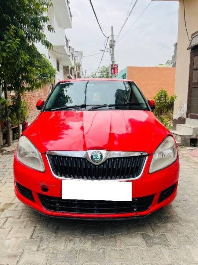 https://images10.gaadi.com/usedcar_image/4159980/original/processed_ce09bf00-2301-47c4-8b46-f9470757bba0.jpg?imwidth=6400