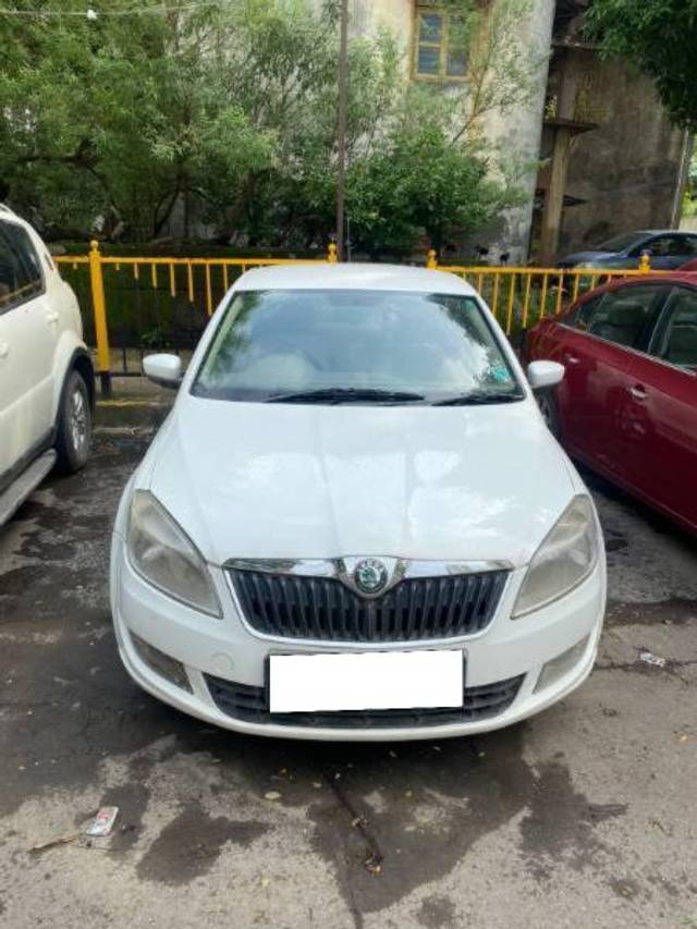 https://images10.gaadi.com/usedcar_image/4160097/original/processed_fa36d63c-4cbe-424c-b67b-c79cb54a1a59.jpg?imwidth=6400