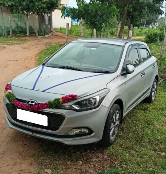 https://images10.gaadi.com/usedcar_image/4160341/original/processed_ad691ad5-b270-4b02-9485-8f9f7fee9226.jpg?imwidth=6400