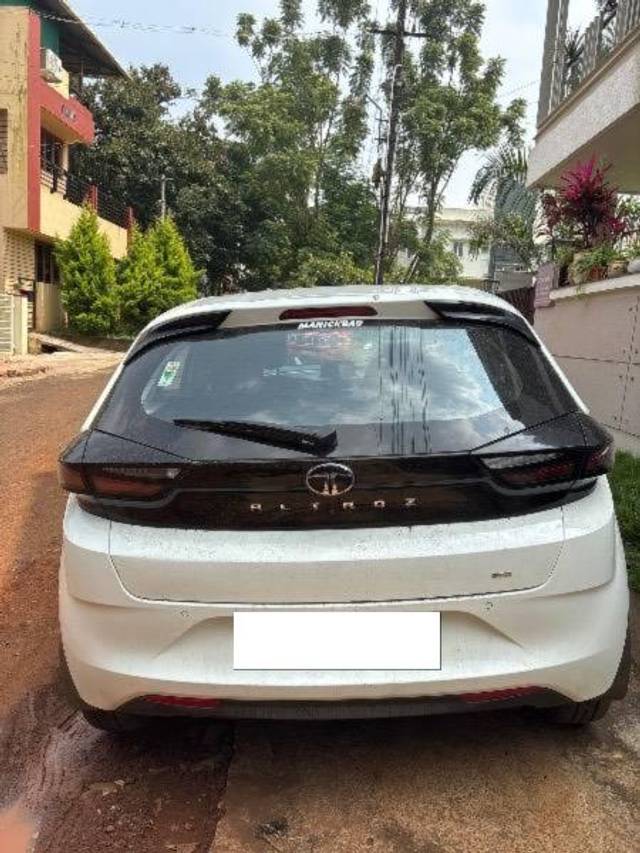 https://images10.gaadi.com/usedcar_image/4160688/original/processed_6d14b6f7-b497-45ad-afab-7a7b66b0b6a7.jpg?imwidth=6402