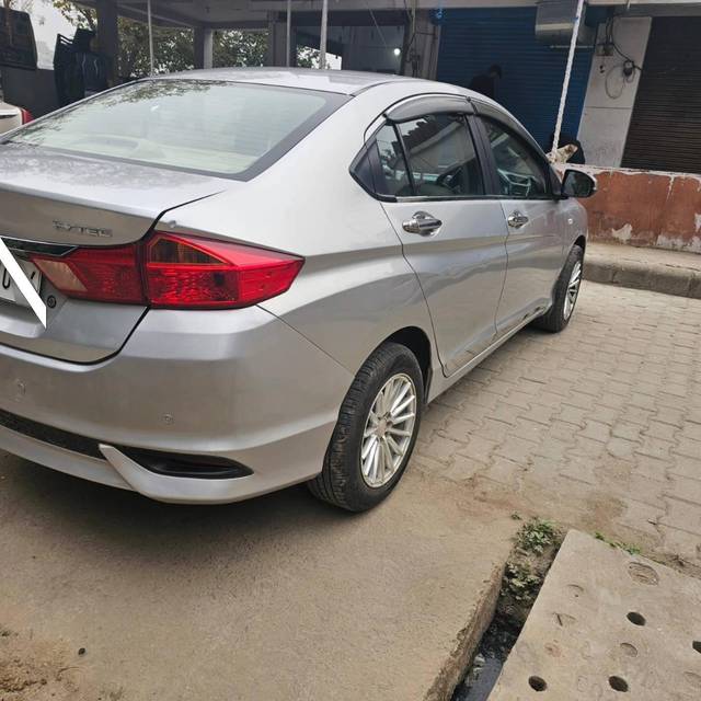 https://images10.gaadi.com/usedcar_image/4161170/original/processed_8877e4a99679ef76a63b42b2f4e94c78.jpg?imwidth=6402