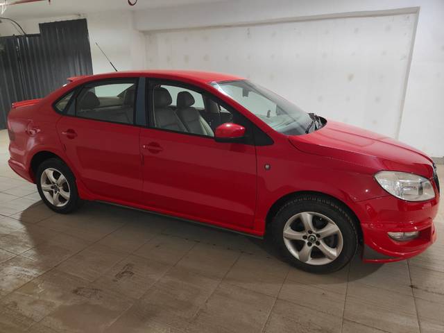 https://images10.gaadi.com/usedcar_image/4161256/original/11d99651a05148acece717c69813ac08.jpg?imwidth=6400