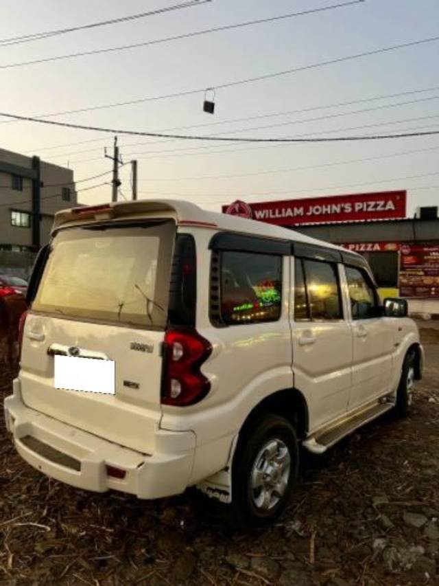 https://images10.gaadi.com/usedcar_image/4161509/original/processed_3ef9a820-89ec-4042-ab84-ac20d74e0a4c.jpeg?imwidth=6402