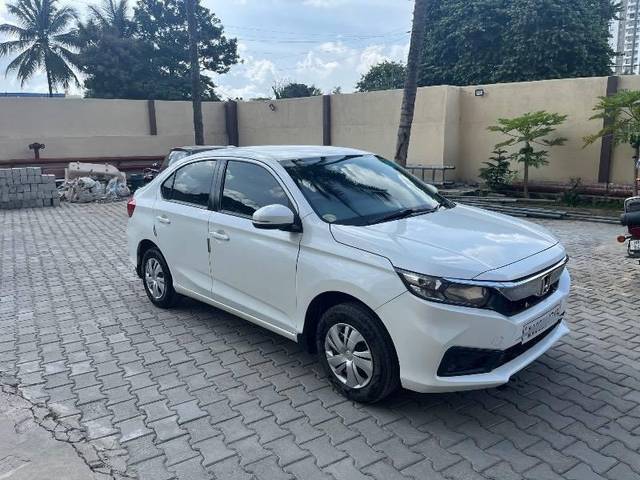 https://images10.gaadi.com/usedcar_image/4161880/original/processed_5cb156d4-0d56-40e5-bc9c-dc1f2b384b23.jpg?imwidth=6400