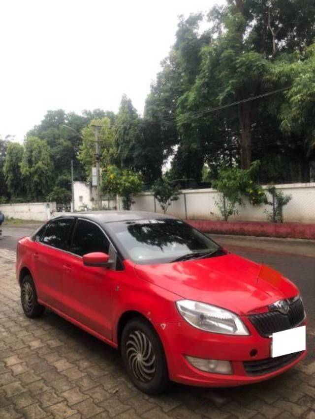 https://images10.gaadi.com/usedcar_image/4161990/original/processed_10f22bad-e047-47a0-8504-221211ddac4e.jpg?imwidth=6400