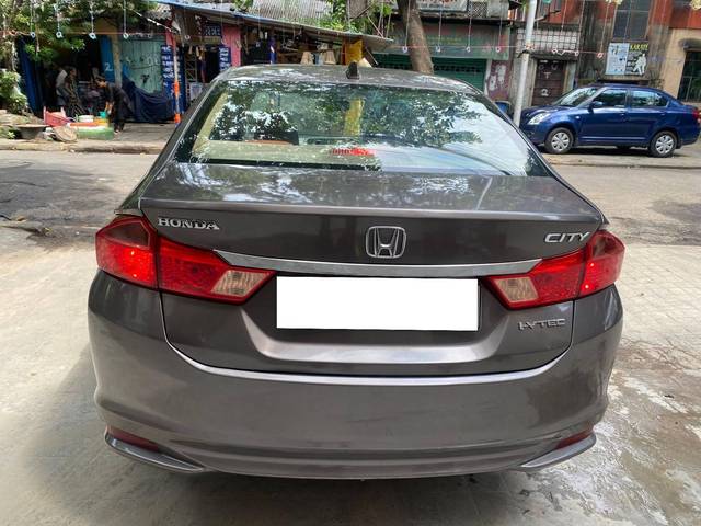 https://images10.gaadi.com/usedcar_image/4162141/original/processed_dbbeddd8c84854385efcaa96273ba7db.jpg?imwidth=6401