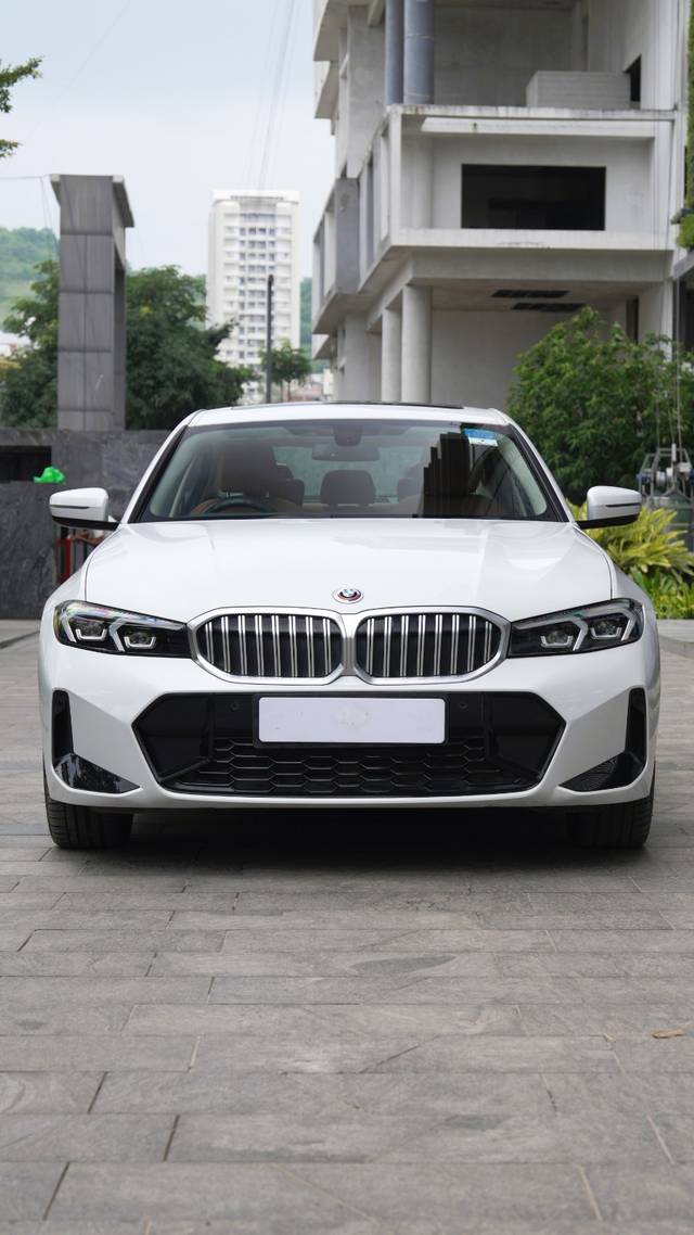 https://images10.gaadi.com/usedcar_image/4162266/original/f571e8e9bea86a66203c0fa7ad7331cb.jpg?imwidth=6402