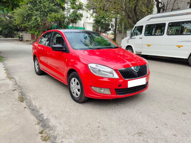 https://images10.gaadi.com/usedcar_image/4162283/original/processed_dda94882764e1abc376a6316ea43a2e8.jpg?imwidth=6400