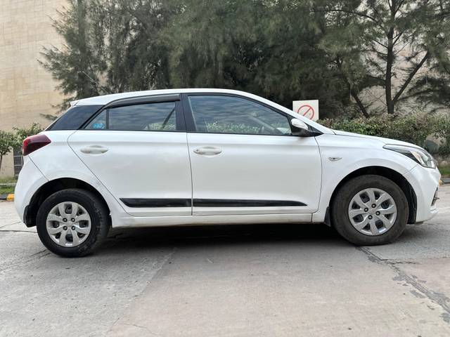 https://images10.gaadi.com/usedcar_image/4162491/original/86c75ebb1a232966ae85807b6bff1a5f.jpg?imwidth=6401