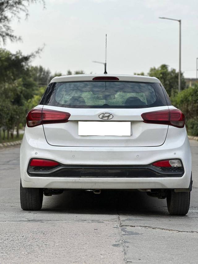 https://images10.gaadi.com/usedcar_image/4162491/original/processed_d8e4a9fccaf8d6639b47ef5556d04aa5.jpg?imwidth=6402