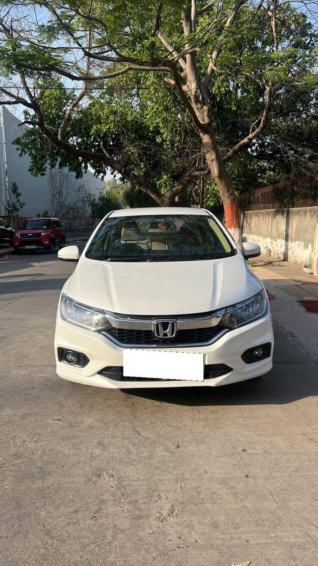 https://images10.gaadi.com/usedcar_image/4162626/original/processed_111b664e39da5a734222e46982509fcb.jpg?imwidth=6402