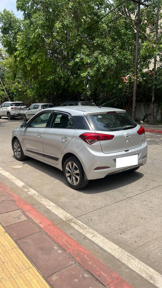 https://images10.gaadi.com/usedcar_image/4162642/original/processed_e176c8e465e6dd33aa384e489b417d9b.jpg?imwidth=6402