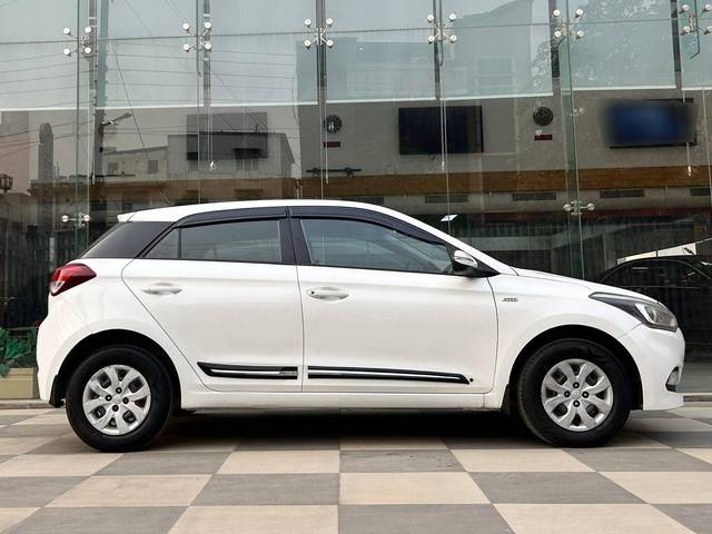 https://images10.gaadi.com/usedcar_image/4162708/original/processed_8f95ca0ac8572b76b5bd717021bf4139.jpg?imwidth=6401