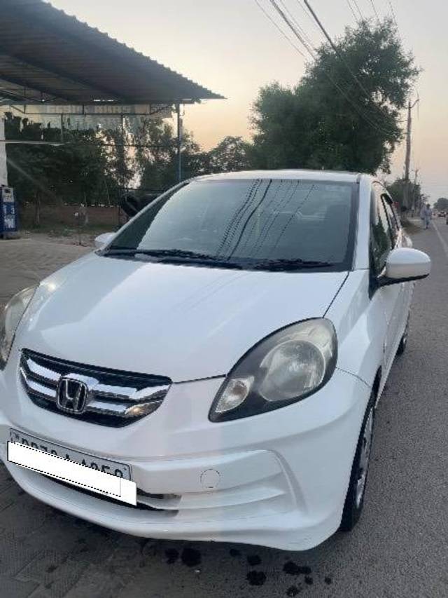 https://images10.gaadi.com/usedcar_image/4162795/original/processed_21ec8743-7d32-426d-b3b3-df67be417265.jpeg?imwidth=6402