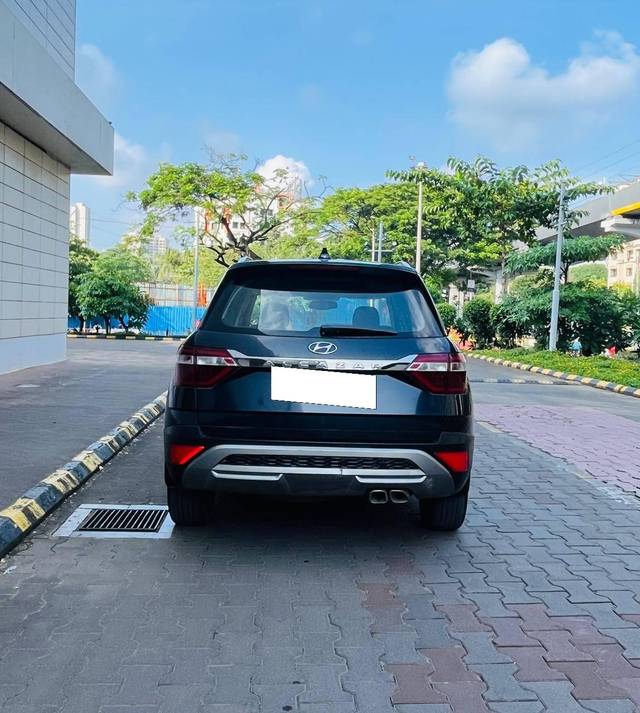 https://images10.gaadi.com/usedcar_image/4163075/original/processed_5810dd9eb48bee8de5d4fe9571892173.jpg?imwidth=6401