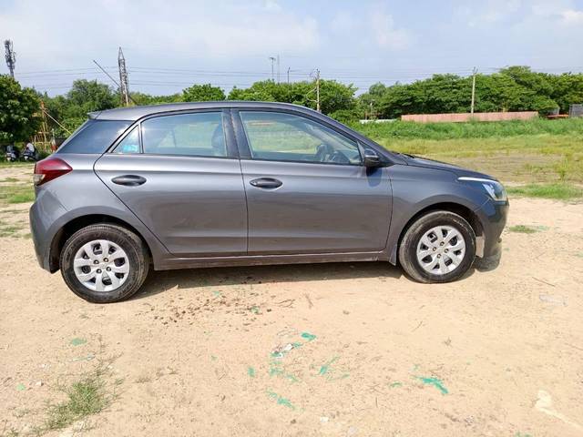 https://images10.gaadi.com/usedcar_image/4163165/original/0bdac4a73bf2c10bede04bd4f891ffc3.jpg?imwidth=6401