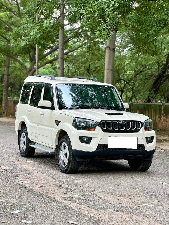 https://images10.gaadi.com/usedcar_image/4163181/original/processed_ba143ea2d39b34b2f21ce0528565bdbd.jpg?imwidth=6400