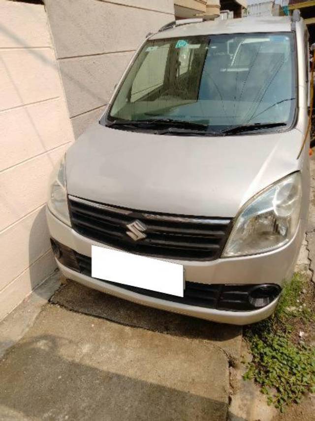 https://images10.gaadi.com/usedcar_image/4163307/original/processed_daec2250-d5d8-474c-96e3-c7ecb015ec74.jpg?imwidth=6400