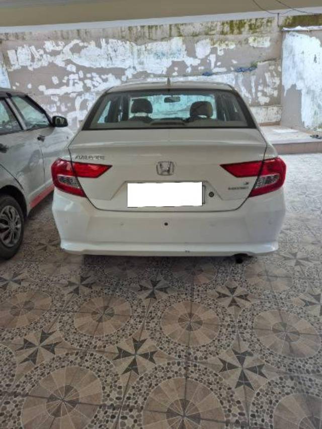 https://images10.gaadi.com/usedcar_image/4163943/original/processed_0b57e042-2d37-44a4-88e2-82ca727ec20f.jpg?imwidth=6401