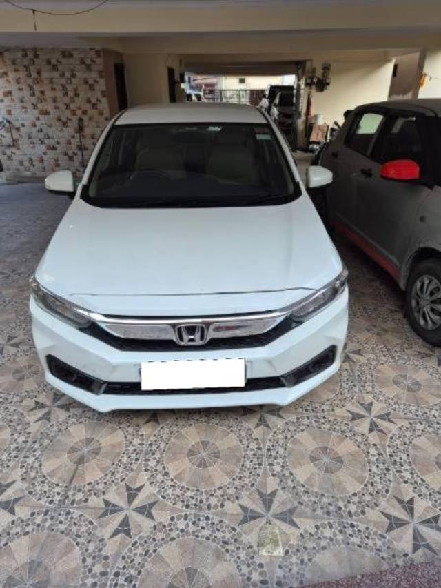 https://images10.gaadi.com/usedcar_image/4163943/original/processed_2eb7edba-2395-4125-8a74-a5e1b89547fb.jpg?imwidth=6400