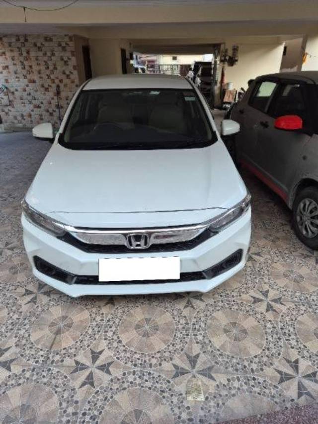 https://images10.gaadi.com/usedcar_image/4163964/original/processed_c7e1ae9b-e42d-4fef-88f7-9c16d3083b35.jpg?imwidth=6400