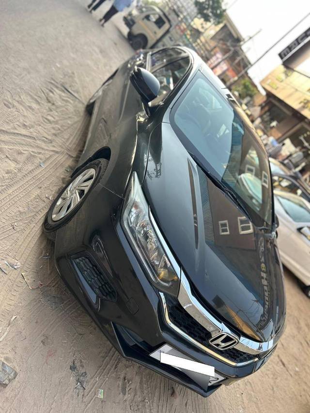 https://images10.gaadi.com/usedcar_image/4164387/original/processed_70988f908b222cdbca4a39748972ea1c.jpg?imwidth=6401