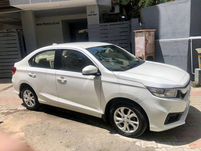 https://images10.gaadi.com/usedcar_image/4164457/original/processed_789e8edfd9ae20bb1d1b87eb17cbd660.jpg?imwidth=6400