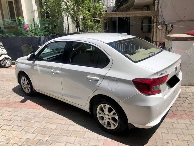 https://images10.gaadi.com/usedcar_image/4164457/original/processed_985079f2bb38172c5855a12ca409c323.jpg?imwidth=6402