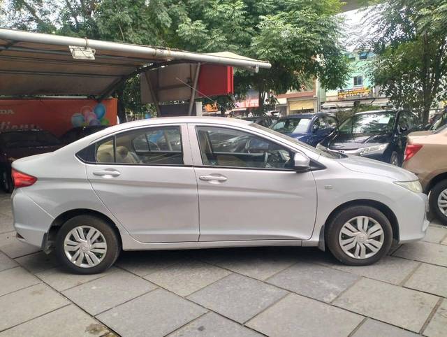 https://images10.gaadi.com/usedcar_image/4164644/original/processed_2abb3fab957121397ea92af7751c5fba.jpeg?imwidth=6401