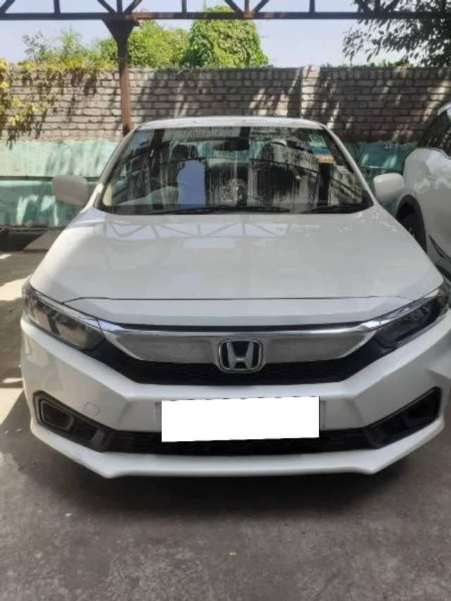 https://images10.gaadi.com/usedcar_image/4165300/original/processed_40aa3f27-ee81-4e3b-9af3-491e303b2124.jpg?imwidth=6400