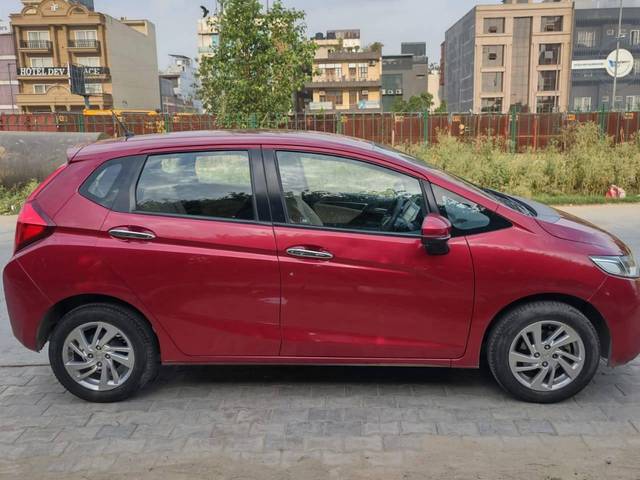 https://images10.gaadi.com/usedcar_image/4165582/original/processed_fdd58c716026918d0b070803a1267c65.jpg?imwidth=6401