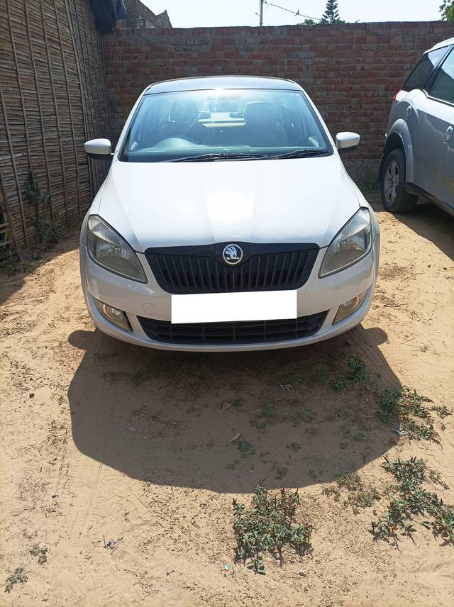 https://images10.gaadi.com/usedcar_image/4165663/original/processed_48c99d131559b28afce18a458740f771.jpg?imwidth=6400