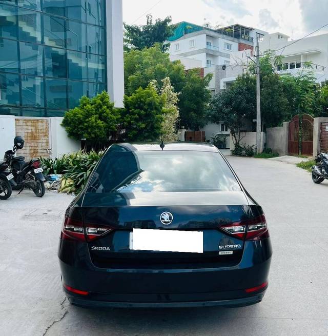 https://images10.gaadi.com/usedcar_image/4165756/original/processed_c5d5af81d3238e2e41548ee4bad4b1c0.jpeg?imwidth=6402