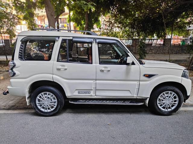 https://images10.gaadi.com/usedcar_image/4165917/original/processed_365d22f8116e59f5a758398beda5c61f.jpg?imwidth=6401