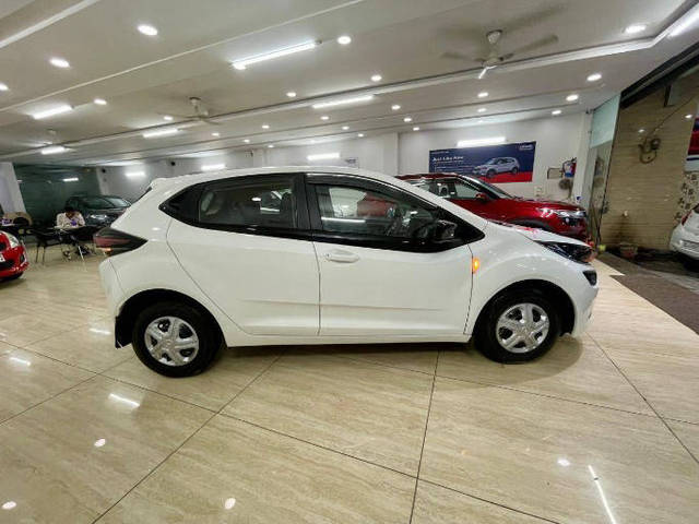 https://images10.gaadi.com/usedcar_image/4165978/original/processed_d33265798b693ce158fdaeaea2ee879c.png?imwidth=6401