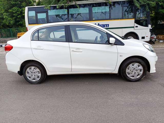 https://images10.gaadi.com/usedcar_image/4166117/original/processed_6d2955489b38d119133078ccc05cd82e.jpg?imwidth=6401