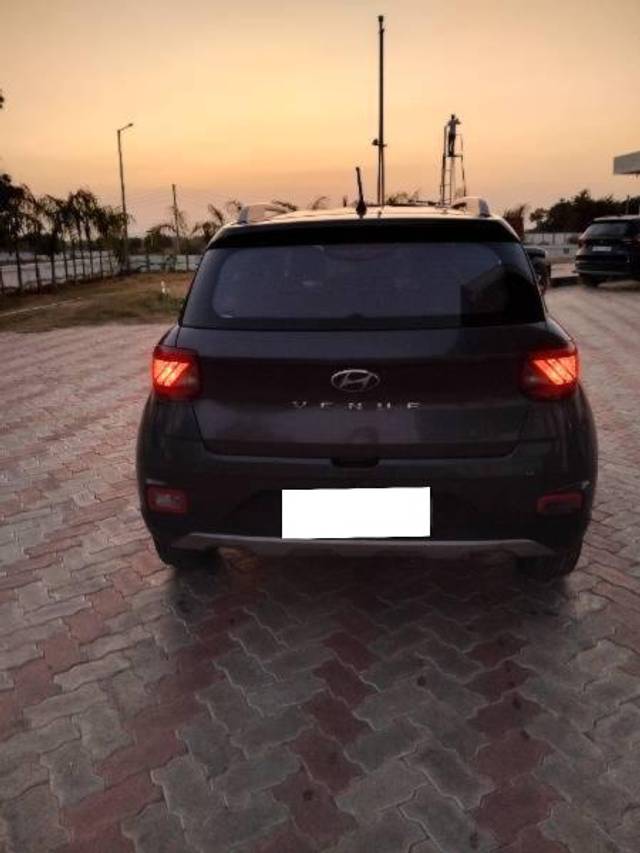 https://images10.gaadi.com/usedcar_image/4166755/original/processed_13819284-3bb8-460a-aeb0-08146ff5482d.jpg?imwidth=6401