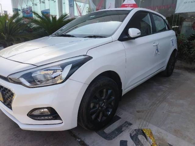 https://images10.gaadi.com/usedcar_image/4166939/original/processed_fe460b15-5cc5-4e92-b724-0c72834a98f7.jpg?imwidth=6400