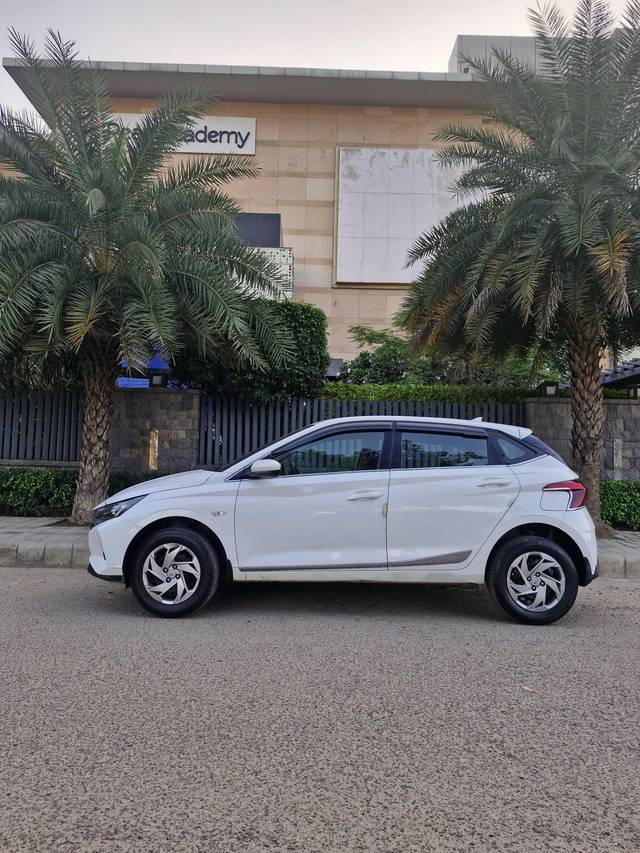 https://images10.gaadi.com/usedcar_image/4167029/original/processed_c2ac8e40840a037cc6071bed654b1a8d.jpg?imwidth=6401