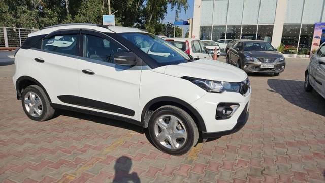 https://images10.gaadi.com/usedcar_image/4167463/original/processed_43e05468-46e1-4fcb-ab11-adf2bed33135.jpg?imwidth=6402