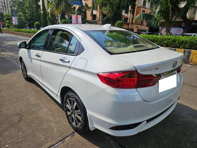 https://images10.gaadi.com/usedcar_image/4167471/original/processed_1f51e17f5477bda8adb60ff3e896327c.jpg?imwidth=6401