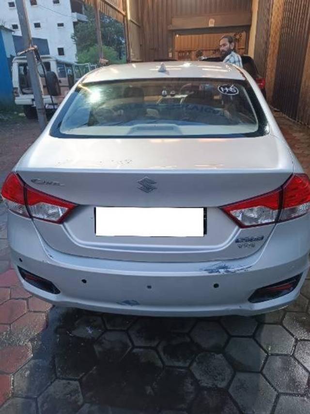 https://images10.gaadi.com/usedcar_image/4167727/original/processed_6c24a0cf-d564-4a17-98df-9ef03fc25787.jpg?imwidth=6401